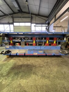 Folgeverbundwerkzeug – Gesamtansicht komplexer Werkzeugtechnik