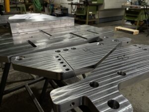 Detailansicht Stahlplatten mit komplexer Außenkontur und Lochbild
